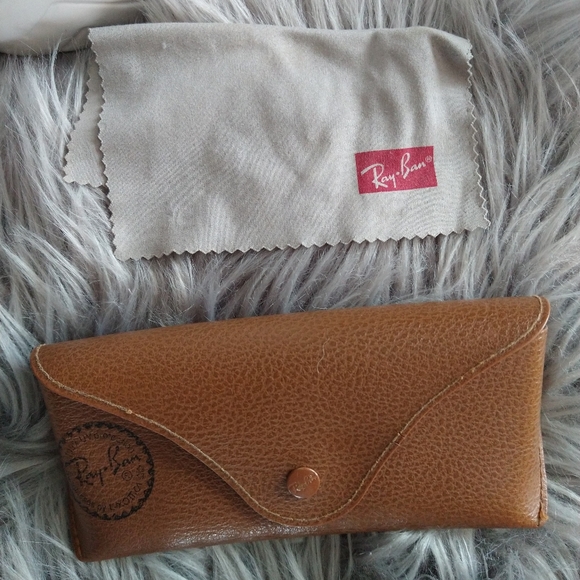 Ray-Ban sunglasses case with cleaning cloth - Picture 1 of 3